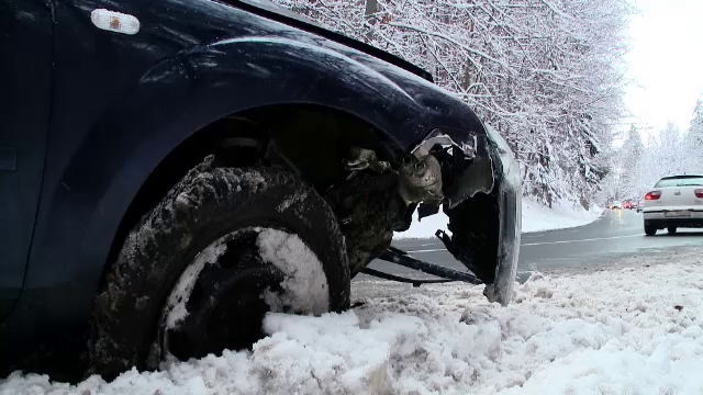 Accident la Poiana Brașov. Un tânăr a lovit un parapet de beton și a ajuns în șanț