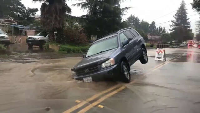 Coşmar pentru un şofer, din cauza unei gropi apărute brusc în asfalt în urma lucrărilor