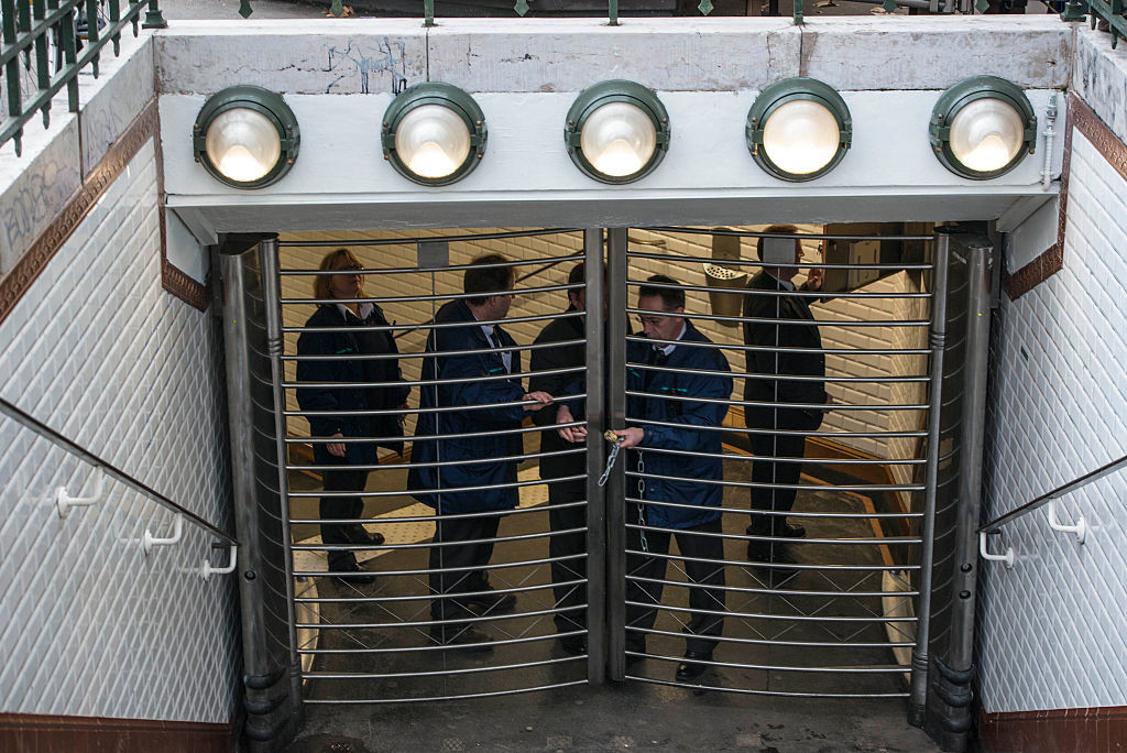 Persoană atacată cu o substanță necunoscută, într-o stație de metrou. E în stare gravă