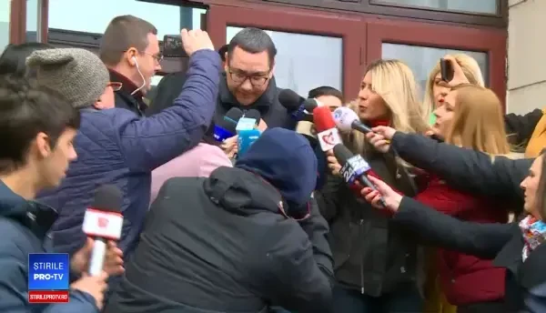 Fostul premier Victor Ponta a fost huiduit de protestatari la Parchetul General. VIDEO