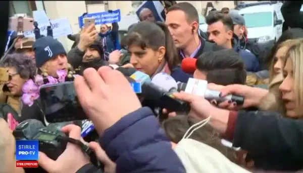 Kovesi, primită cu flori la Parchet. Are calitate de suspect și a depus cereri de recuzare