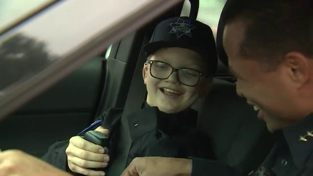 Gestul incredibil făcut de polițiști pentru un băiețel chinuit de o boală rară