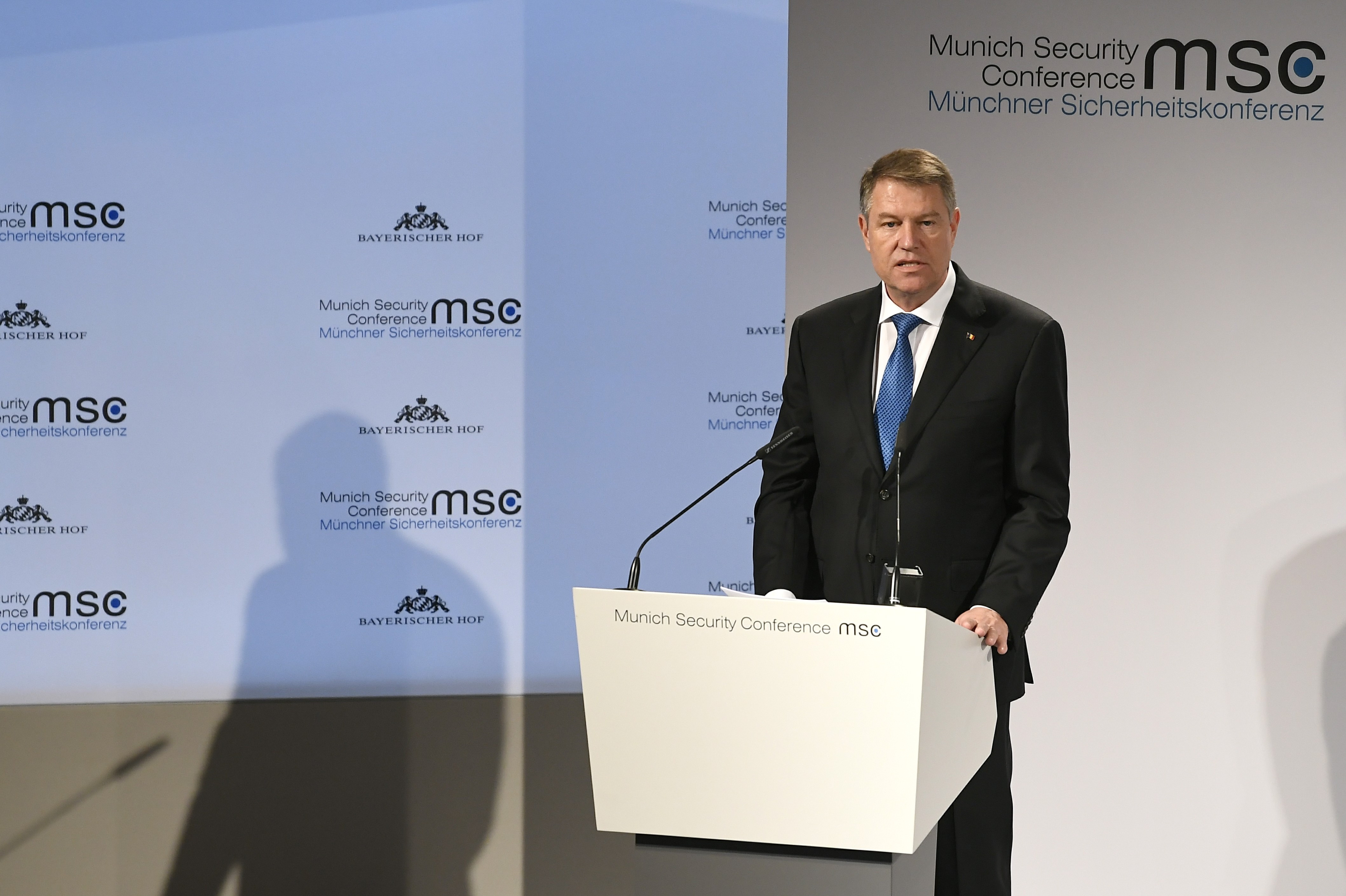 CCR a amânat discutarea sesizării lui Iohannis privind Legea referitoare la ordinea publică