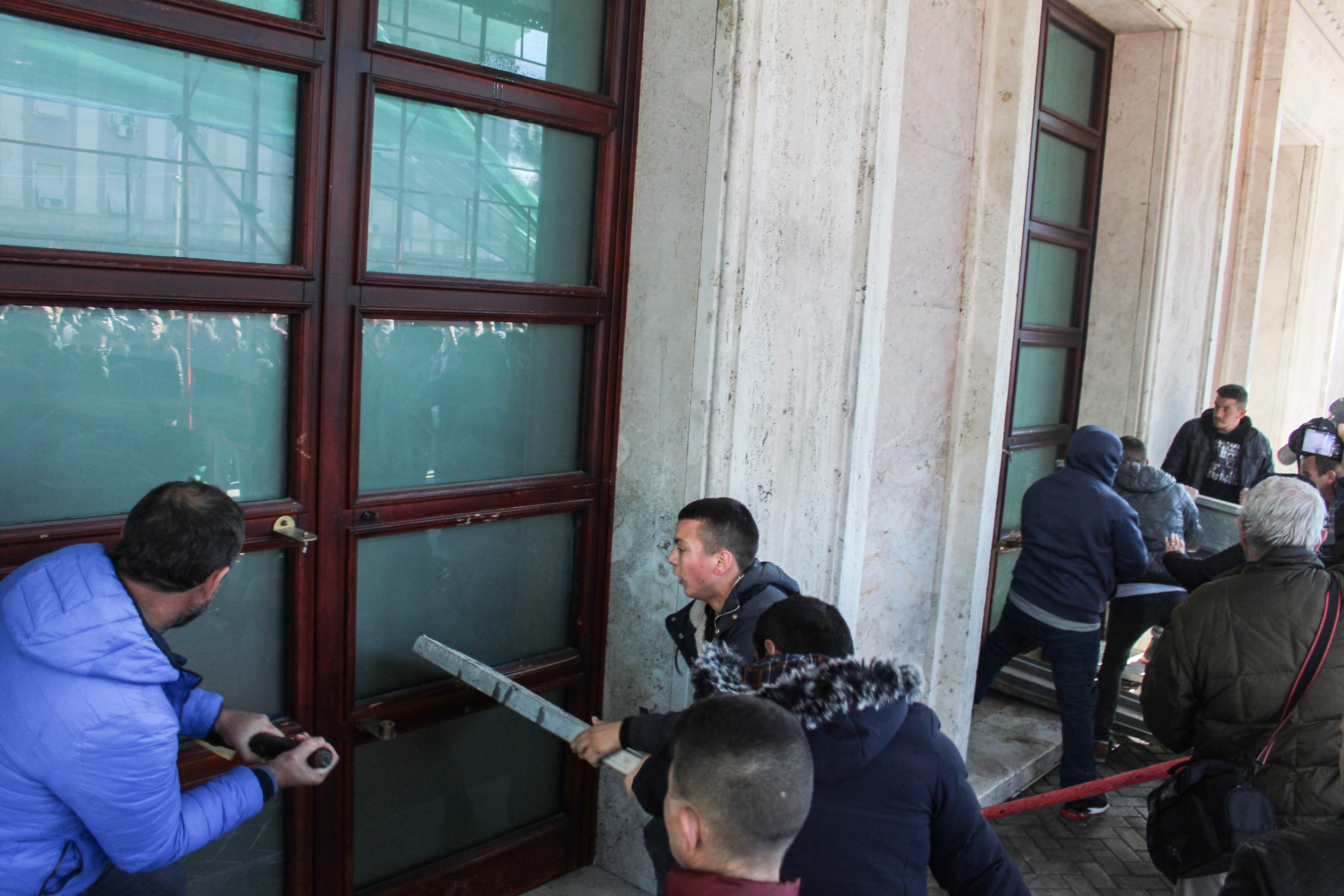 Violențe în Albania, unde premierul e acuzat de corupție. Geamuri sparte la Guvern