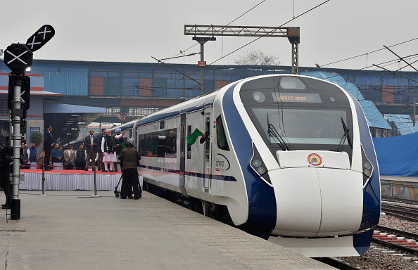 Trenul de mare viteză al Indiei s-a stricat după prima călătorie. Ce a lovit
