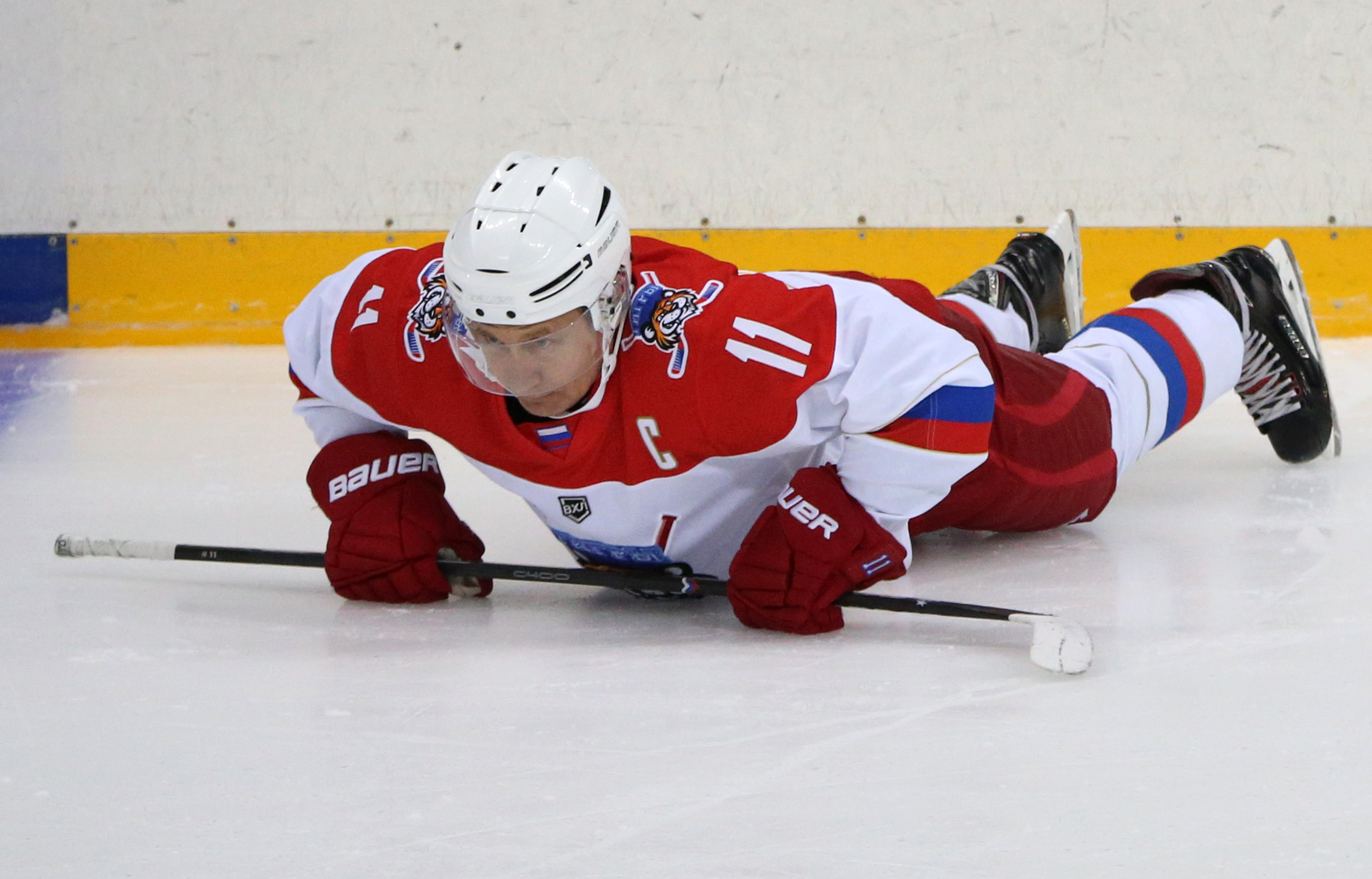 Vladimir Putin a făcut flotări pe gheață la Soci. Lukaşenko l-a privit