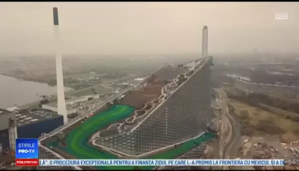 Schi pe acoperiș. Pârtia amenajată pe o uzină din Copenhaga, bună pentru orice anotimp