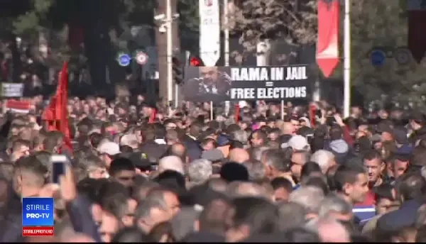 Violențe în Albania, unde premierul e acuzat de corupție. Geamuri sparte la Guvern