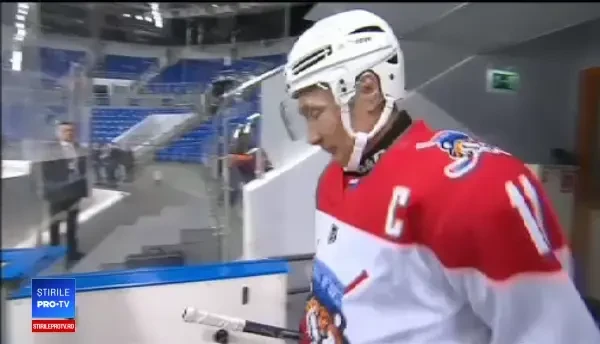 Vladimir Putin a făcut flotări pe gheață la Soci. Lukaşenko l-a privit