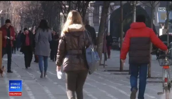 Studiu. Românii nu au scăpat de mirajul telefoanelor și al televizoarelor smart