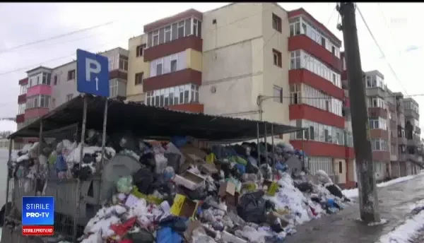 Moineștiul, îngropat de gunoi de 2 luni după ce a adunat datorii de 800.000 de €