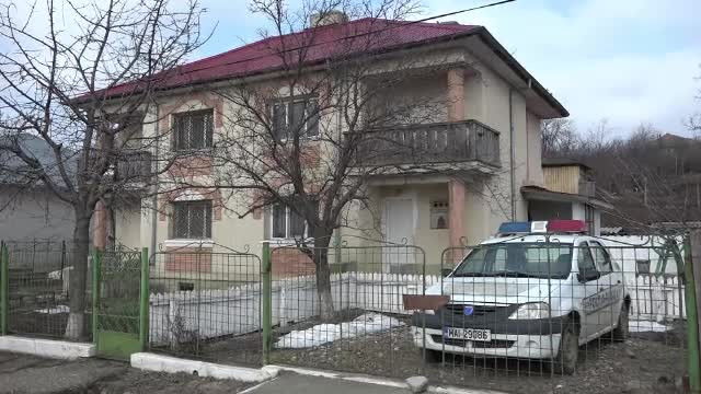 O mamă a fost filmată de iubit în timp ce își bătea și umilea fiul. Caz șocant în Vaslui