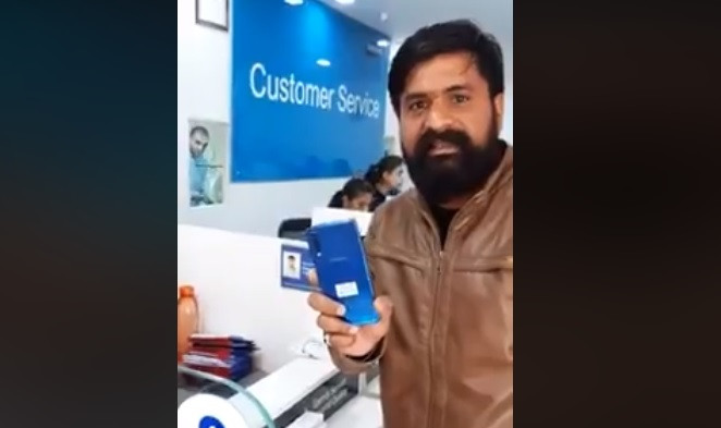 Supărat pe serviciile Samsung, un client și-a spart telefonul în fața angajaților. VIDEO
