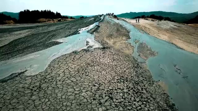 Cum îngroapă autoritațile un loc unic în Europa: ”Gunoi, manele și grătare”