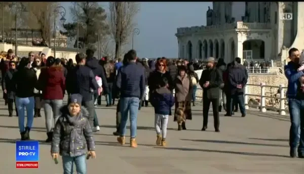 Turiști atrași de faleză de vremea caldă. Când se întorc temperaturile negative pe litoral