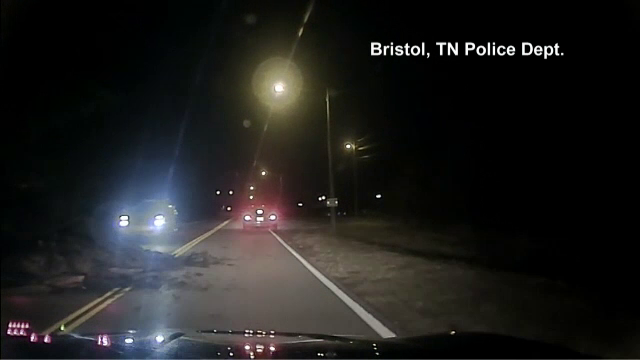 Polițist rănit de o mașină care a aterizat pe autovehiculul său din cauza pietrișului