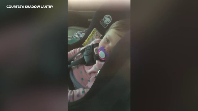 Şi-a încuiat din greşeală bebeluşul în maşină. Cum i-a salvat un deţinut copilul