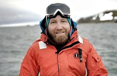 Cristi lucrează la 14.000 km distanță și conduce o echipă. Ce face românul