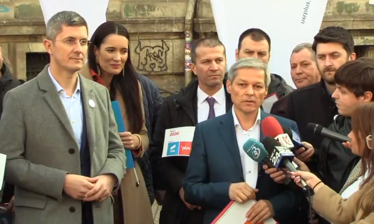 USR-PLUS adună semnături pentru alegeri. Cioloș: ”Demnitatea României e făcută franjuri”