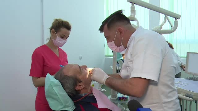 Cum apare boala parodontală. Recomandările medicilor stomatologi