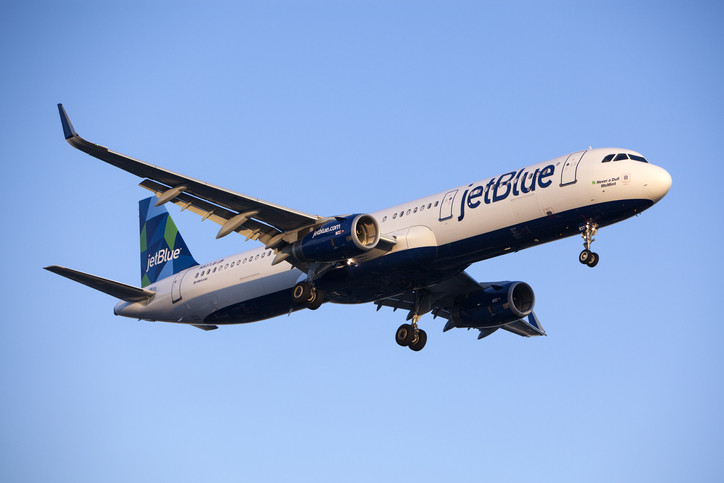 O femeie a născut în avion. Reacţia emoţionantă a pasagerilor. VIDEO