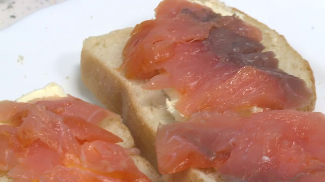 Somonul contaminat cu Listeria, retras din mai multe magazine. Explicaţia producătorilor