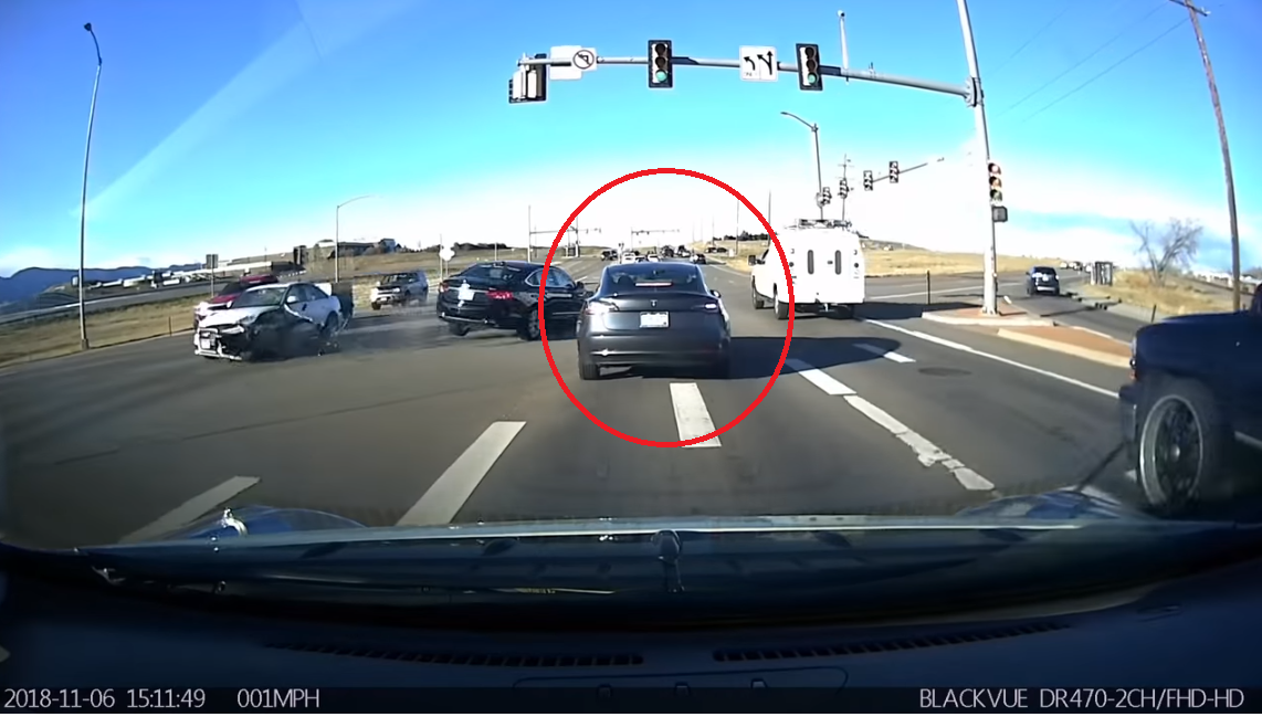 Momentul în care o mașină fără șofer evită un accident. VIDEO