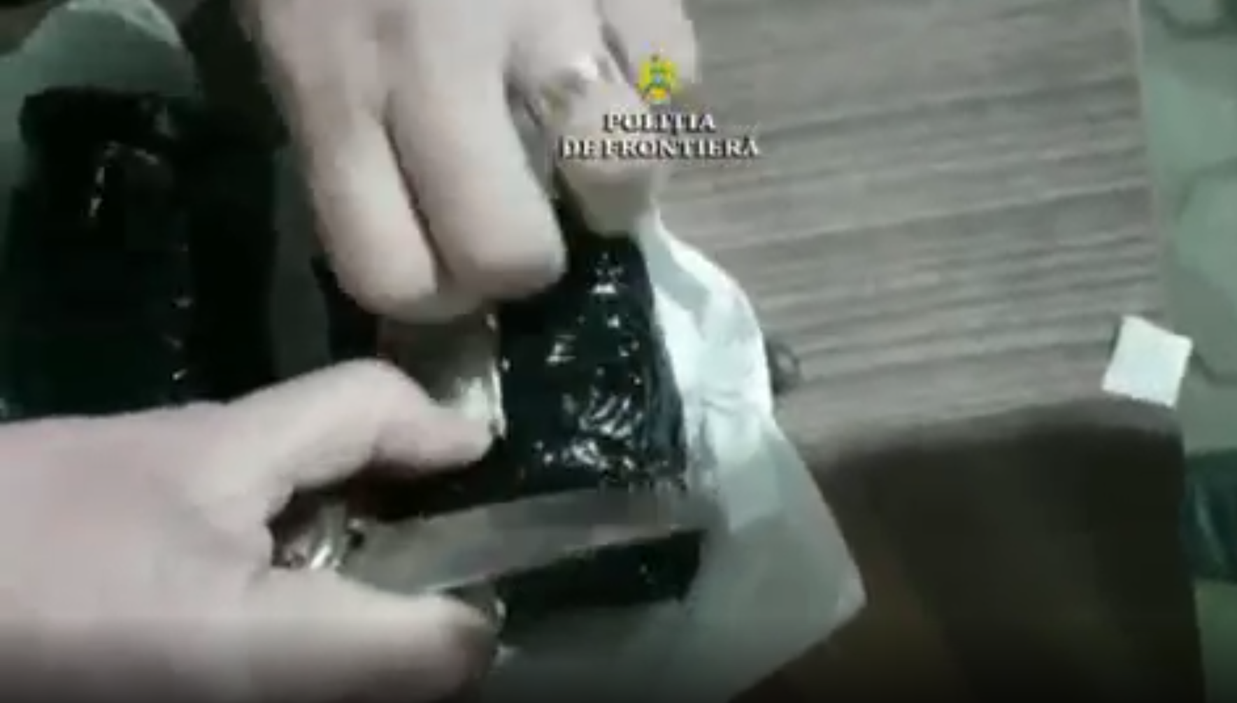 Şofer de TIR prins la graniţă cu 2 pachete suspecte lipite pe el. Ce "comoară" ascundea