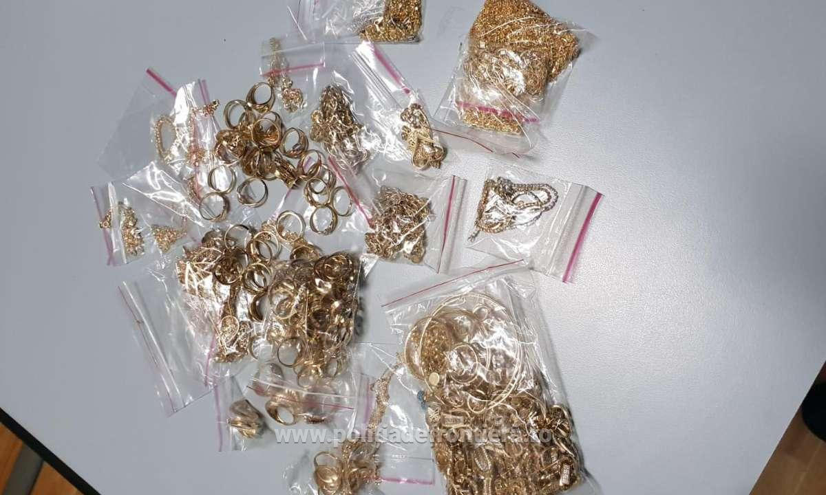 bijuterii gasite la sofer