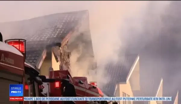 Incendiu violent lângă Cluj Napoca. Două persoane au fost duse urgent la spital. VIDEO