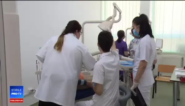 Servicii stomatologice gratuite pentru persoane asistate social. Medicii fac voluntariat