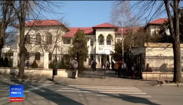 Regulamente școlare controversate. Elevi, amendați cu 15 lei dacă nu dau prioritate pe hol