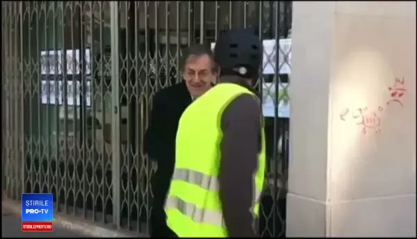 Bătrân bruscat de mai multe "veste galbene", în urma unui incident antisemit