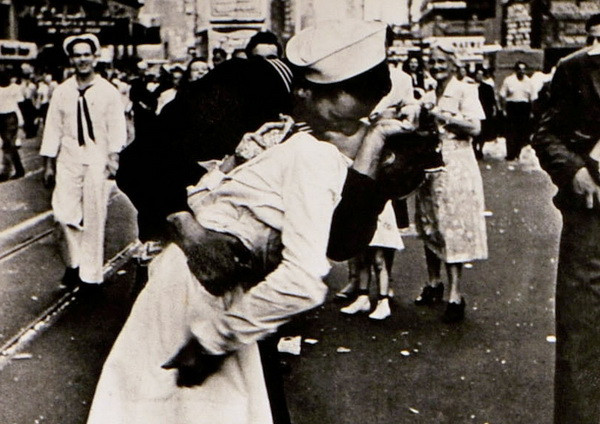 A murit bărbatul care apare într-una dintre cele mai cunoscute fotografii din istorie