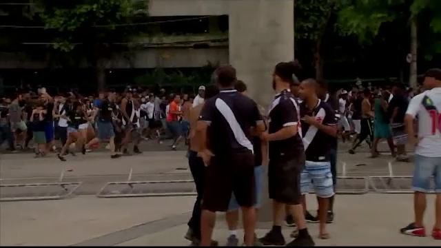 Bătaie între suporteri, pe Maracana. Polițiștii au intervenit cu gaze lacrimogene