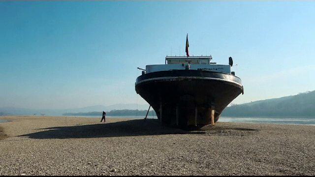 Misterul unei nave românești, pe Dunăre. De ce are un singur marinar la bord