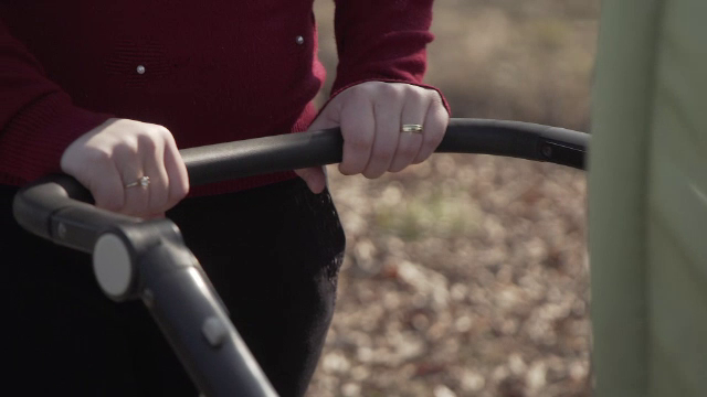 Mamă atacată pe stradă de o femeie care i-a cerut copilul. "Dacă nu mi-l dai, ţi-l omor!"