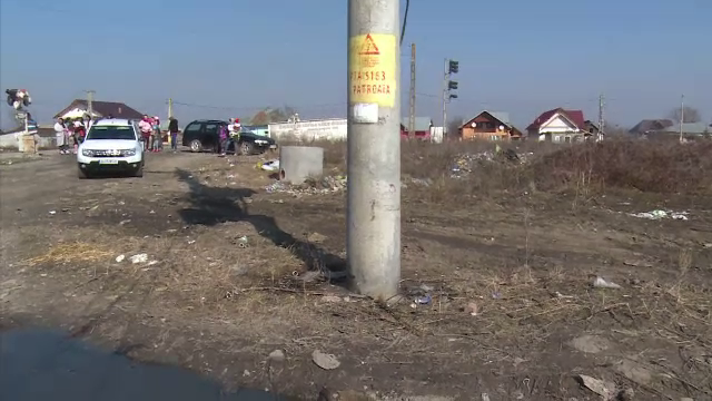 A văzut un cablu pe jos şi a încercat să-l lege pe stâlp. "Am crezut că a murit pe loc"