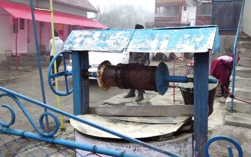 Un tânăr din Cluj s-a aruncat în fântănă la o zi după ce și-a serbat ziua de naștere