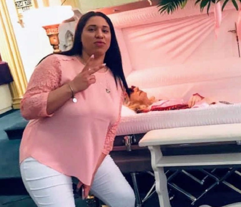 Provocarea de 10 luni: a murit la aproape un an după ce s-a pozat lângă sicriul bunicii