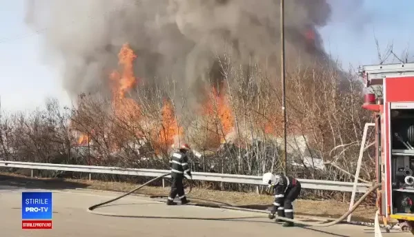 Incendiu violent la un depozit de mașini în Voluntari. Pericol de extindere