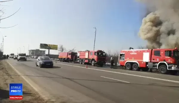 Incendiu violent la un depozit de mașini în Voluntari. Alertă ISU pentru București VIDEO/ FOTO