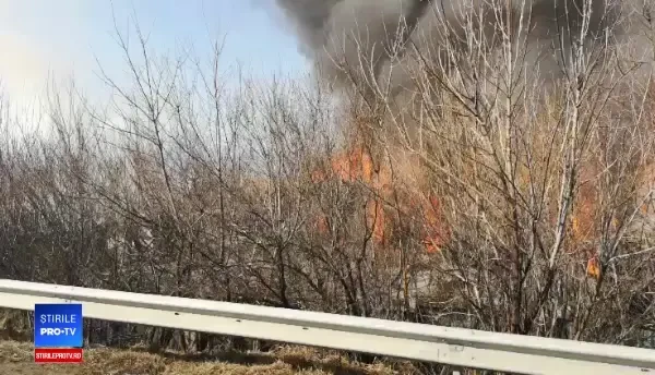 Incendiu violent la un depozit de mașini în Voluntari. Alertă ISU pentru București VIDEO/ FOTO