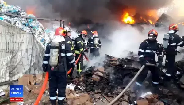 Incendiu violent la un depozit de mașini. Alertă ISU: Norul de fum vine spre București