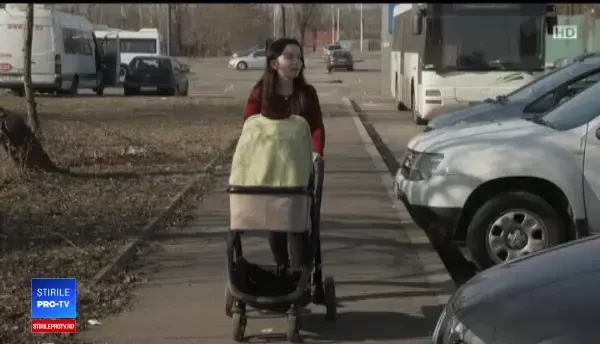 Mamă atacată pe stradă de o femeie care i-a cerut copilul." Dacă nu mi-l dai, ţi-l omor!"