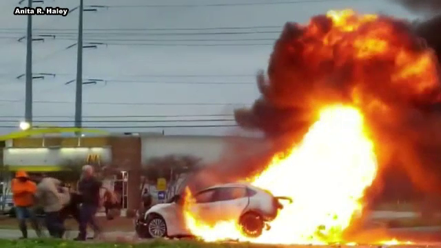 Momentul dramatic în care 4 tineri au scos o femeie dintr-o mașină în flăcări