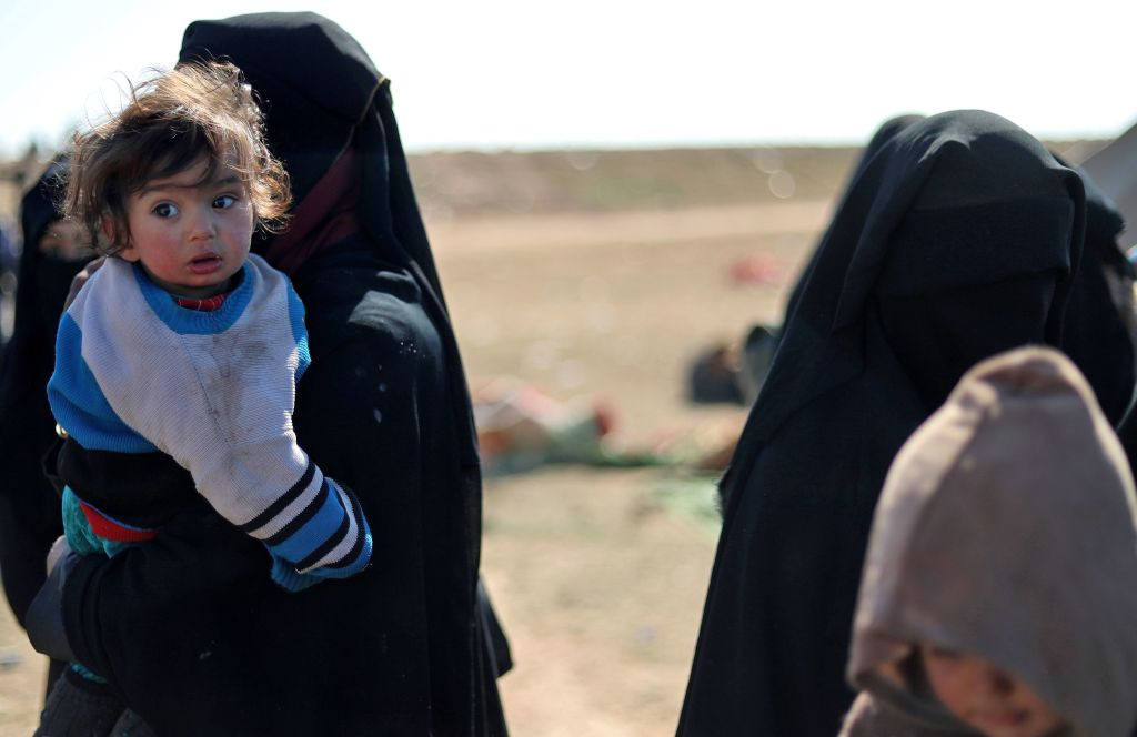 Sute de civili, majoritatea femei și copii, evacuați din ultima enclavă ISIS din Siria