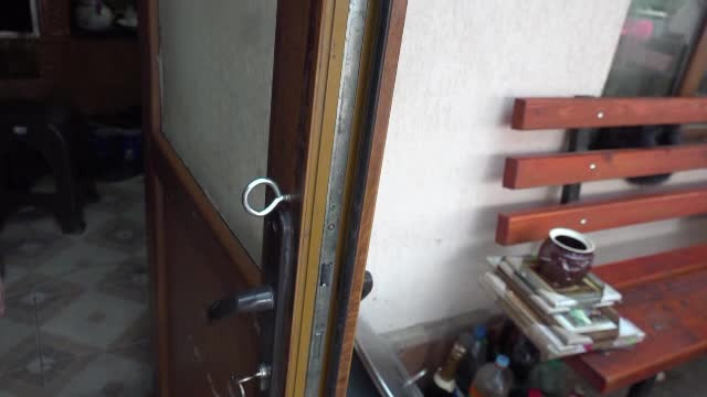 Jaf ca-n filme într-o comună. Cum au furat, doi hoți, peste 100.000 de lei în câteva minute