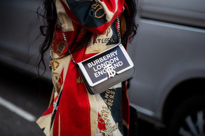 Gafă de proporții la Burberry: obiect vestimentar lansat la Londra, ținta criticilor