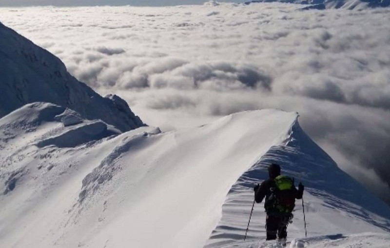 Ce este "marea alpină". Fotografii așteaptă ore în șir, pe munte, pentru poza perfectă